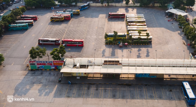 Cận cảnh hàng trăm ô tô nằm bất động, phơi nắng trong những ngày giãn cách ở Hà Nội - Ảnh 14. Cận cảnh hàng trăm ô tô nằm bất động, phơi nắng trong những ngày giãn cách ở Hà Nội - Ảnh 14.