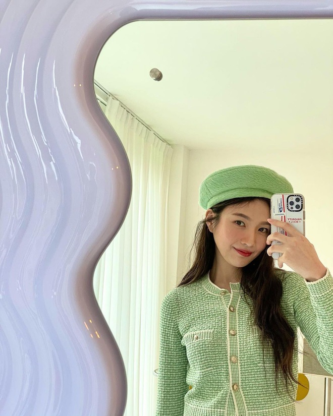 Ngọc Trinh ưỡn ẹo trông mỏi cả lưng, diện áo xẻ sâu lộ vòng 1 ngồn ngộn khi tạo dáng bên chiếc gương "sóng gió" - Ảnh 6.