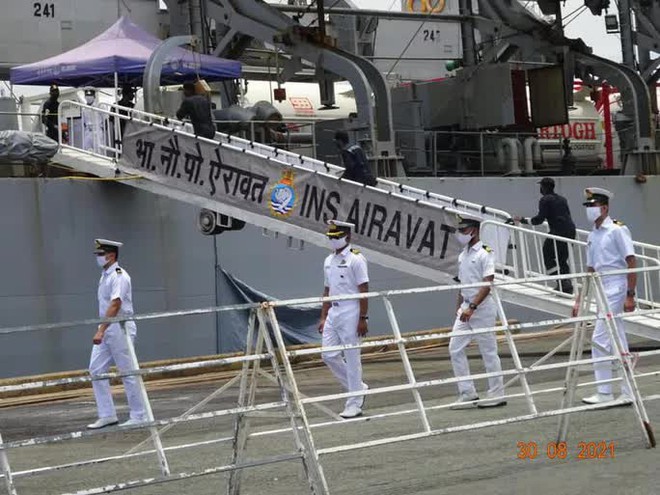 Tàu Hải quân Ấn Độ chở 300 máy tạo oxy và 100 tấn oxy y tế đến TP.HCM - Ảnh 2.