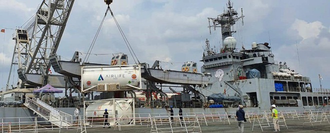 Tàu Hải quân Ấn Độ chở 300 máy tạo oxy và 100 tấn oxy y tế đến TP.HCM - Ảnh 4.