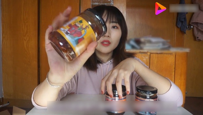 Sự nghiệp lắm thị phi của Lý Tử Thất: Bị "bóc phốt" sản phẩm bẩn, content gây tranh cãi, thậm chí khán giả nước nhà cũng tẩy chay? - Ảnh 4. Sự nghiệp lắm thị phi của Lý Tử Thất: Bị "bóc phốt" sản phẩm bẩn, content gây tranh cãi, thậm chí khán giả nước nhà cũng tẩy chay? - Ảnh 4.