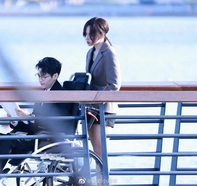 La V&acirc;n Hi g&acirc;y sốc v&igrave; ngồi xe lăn, lộ cặp gi&ograve; ốm tong teo thua cả Tr&igrave;nh Ti&ecirc;u ở Lương Ng&ocirc;n Tả &Yacute; - Ảnh 1.