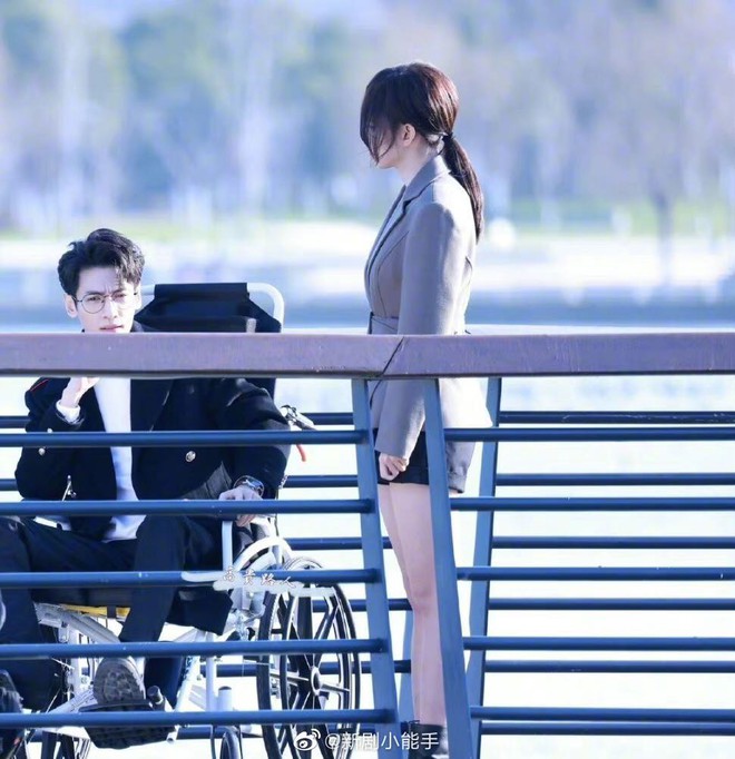 La V&acirc;n Hi g&acirc;y sốc v&igrave; ngồi xe lăn, lộ cặp gi&ograve; ốm tong teo thua cả Tr&igrave;nh Ti&ecirc;u ở Lương Ng&ocirc;n Tả &Yacute; - Ảnh 3.