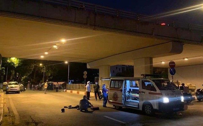 H&agrave; Nội: Dựng xe tr&ecirc;n cầu h&uacute;t thuốc, người đ&agrave;n &ocirc;ng ng&atilde; xuống đất g&atilde;y cả ch&acirc;n tay - Ảnh 1.