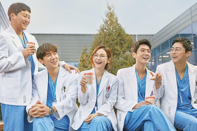 10 phim Hàn có rating mở màn cao nhất đài tvN: Hospital Playlist 2 nắm trùm, Hometown Cha-Cha-Cha cũng chả vừa - Ảnh 1.