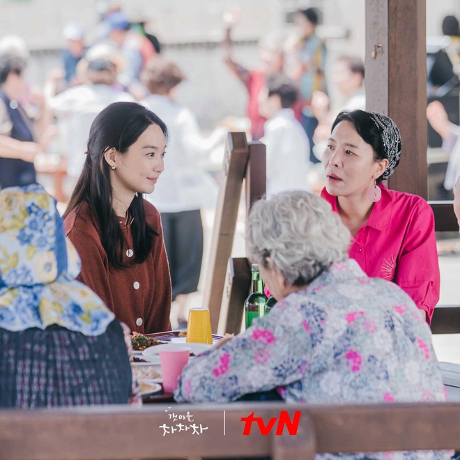 Hometown Cha-Cha-Cha: Kim Seon Ho - Shin Min Ah và một bộ phim khiến người xem hạnh phúc - Ảnh 5.