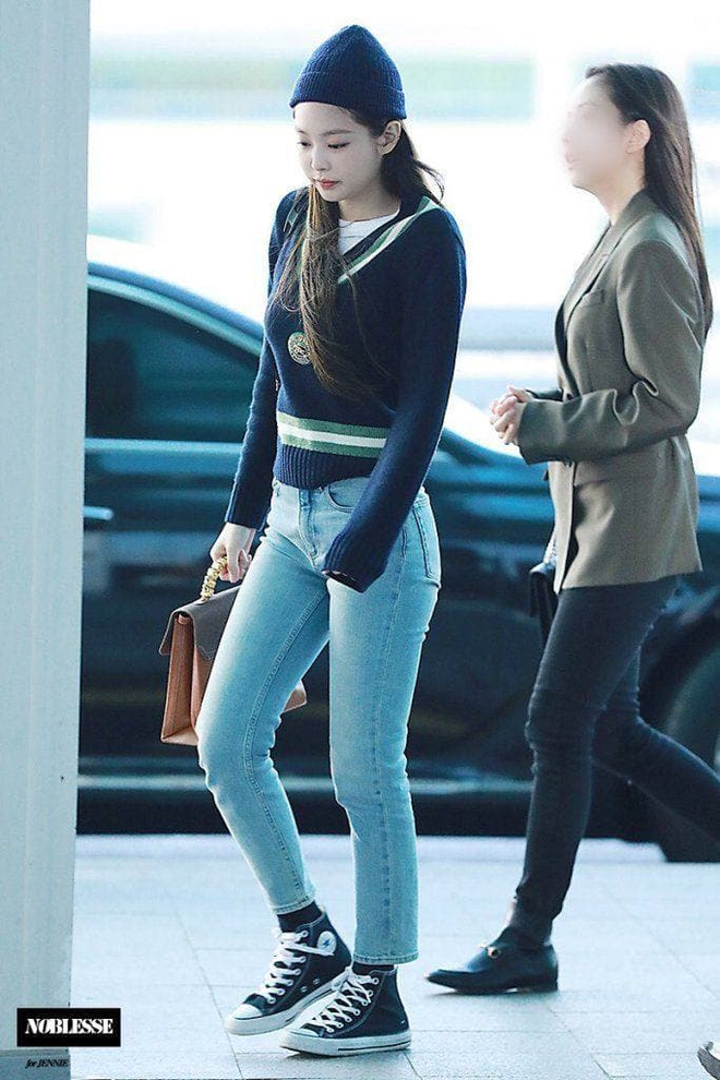 Jennie (BLACKPINK) đi tour diễn sung l&agrave; thế nhưng &iacute;t ai biết đang giấu chấn thương nghi&ecirc;m trọng với đ&ocirc;i ch&acirc;n băng b&oacute; - Ảnh 3.