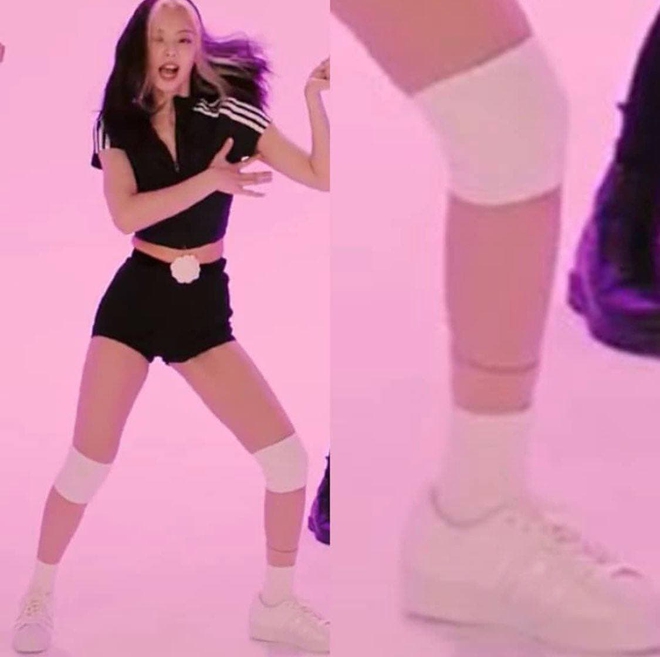 Jennie (BLACKPINK) đi tour diễn sung là thế nhưng ít ai biết đang giấu chấn thương nghiêm trọng với đôi chân băng bó - Ảnh 13.