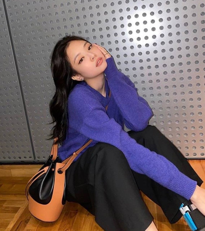 Jennie (BLACKPINK) đi tour diễn sung l&agrave; thế nhưng &iacute;t ai biết đang giấu chấn thương nghi&ecirc;m trọng với đ&ocirc;i ch&acirc;n băng b&oacute; - Ảnh 11.