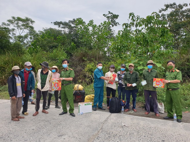 16 người Hrê bị bỏ rơi giữa rừng trong dịch Covid-19 đã được Công an Đà Nẵng đưa về quê - Ảnh 1.