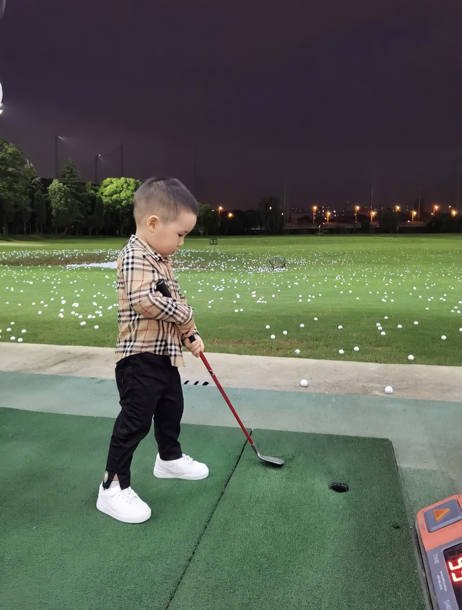 Lớp học CEO nhí dành cho con nhà giàu xứ Trung: 3 tuổi học đánh golf, tập ký hợp đồng giá trị, cư xử như một quý tộc Anh - Ảnh 1.