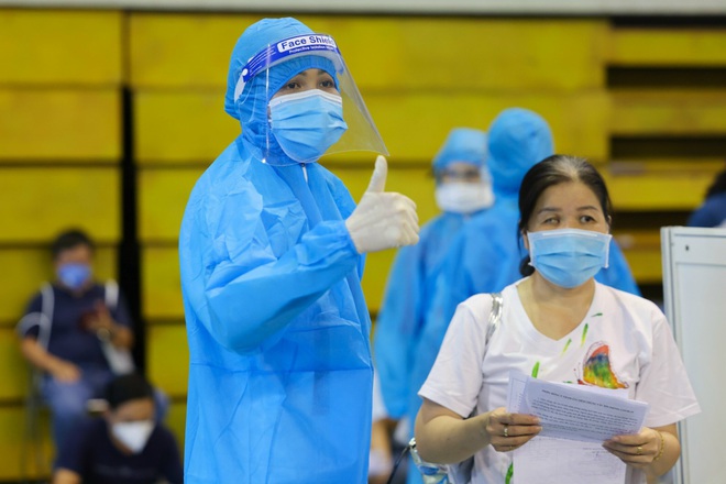 HHen Niê đích thân trao đồ tiếp tế cho Phương Mỹ Chi trong khu phong toả, khoảnh khắc đẹp khiến khán giả rần rần thích thú - Ảnh 4.