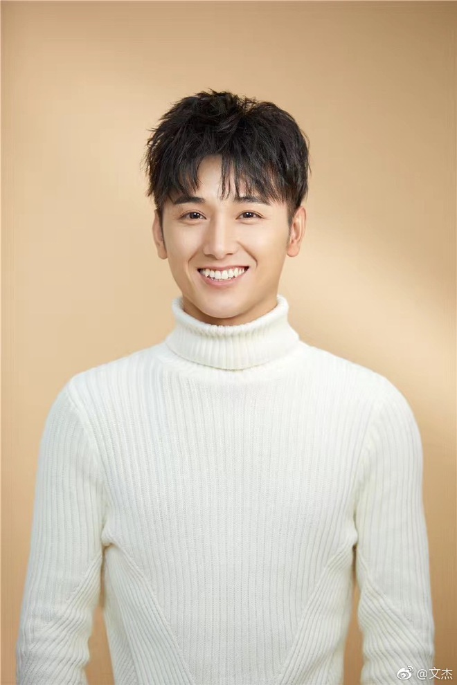 C&agrave;n Long tuổi teen ở Ch&acirc;n Ho&agrave;n Truyện h&oacute;a nam thần mlem sau 10 năm, cuốn h&uacute;t kh&ocirc;ng thua g&igrave; đ&agrave;n anh Hoắc Kiến Hoa - Ảnh 5.