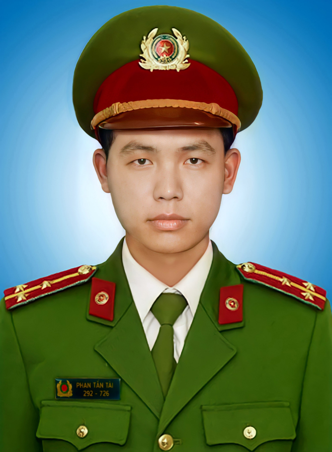 Chủ tịch nước tặng Huân chương Chiến công cho Đại úy Phan Tấn Tài  - Ảnh 2.
