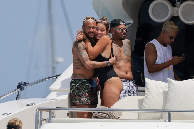 Mặc bồ cũ khoe ảnh nhạy cảm, Neymar thoải mái ôm... bồ cũ khác trên du thuyền sang chảnh - Ảnh 3.