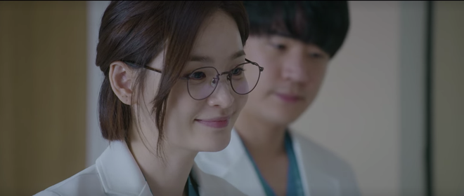 Hospital Playlist 2 tập 7: Gia đình Ik Jun - Song Hwa cắm trại tâm tình siêu ngọt, đôi Vườn Đông đụng độ biến lớn  - Ảnh 2.