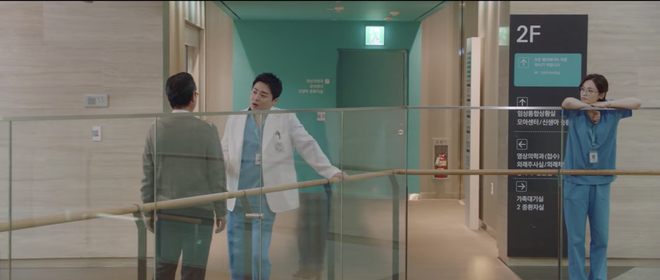 Hospital Playlist 2 tập 7: Gia đình Ik Jun - Song Hwa cắm trại tâm tình siêu ngọt, đôi Vườn Đông đụng độ biến lớn  - Ảnh 3.