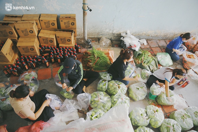 Người dân khó khăn ở Sài Gòn gọi điện, nhóm bạn trẻ liền đi từng ngõ, gõ cửa từng nhà để tặng rau củ, sữa tươi - Ảnh 2.