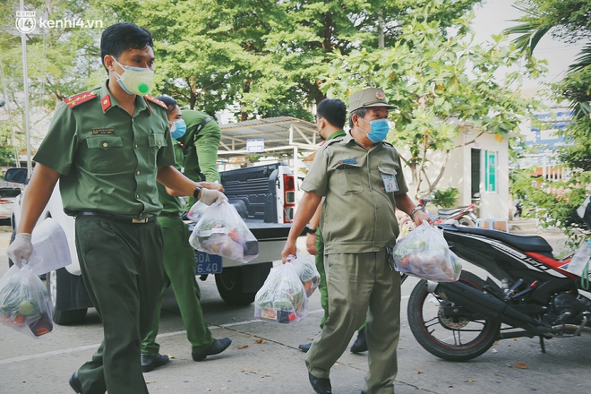 Người dân khó khăn ở Sài Gòn gọi điện, nhóm bạn trẻ liền đi từng ngõ, gõ cửa từng nhà để tặng rau củ, sữa tươi - Ảnh 5.