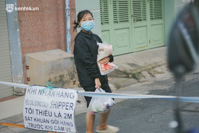 Người dân khó khăn ở Sài Gòn gọi điện, nhóm bạn trẻ liền đi từng ngõ, gõ cửa từng nhà để tặng rau củ, sữa tươi - Ảnh 9.