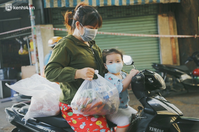 Người dân khó khăn ở Sài Gòn gọi điện, nhóm bạn trẻ liền đi từng ngõ, gõ cửa từng nhà để tặng rau củ, sữa tươi - Ảnh 11.