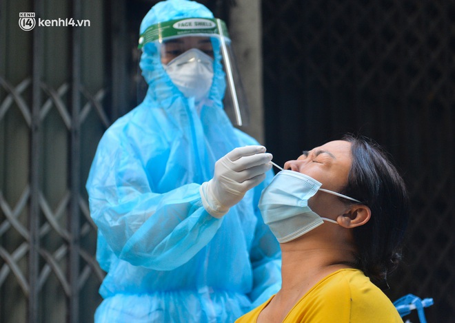 Ảnh: Lấy mẫu xét nghiệm cho 5.000 người trong 2 khu dân cư ở Hà Nội vì liên quan chùm ca bệnh Covid-19 - Ảnh 8.