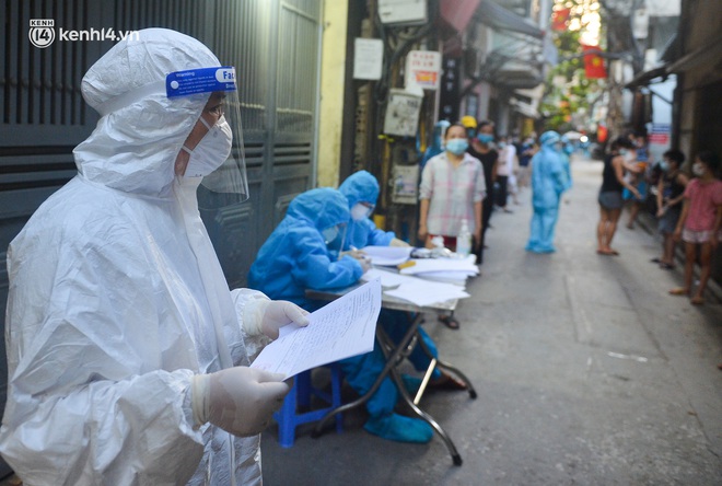 Ảnh: Lấy mẫu xét nghiệm cho 5.000 người trong 2 khu dân cư ở Hà Nội vì liên quan chùm ca bệnh Covid-19 - Ảnh 7.