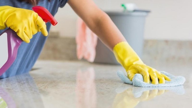 Sợ Covid-19, nhiều người xịt cồn v&agrave;o thực phẩm: Chuy&ecirc;n gia n&oacute;i g&igrave; về điều n&agrave;y? - Ảnh 1.
