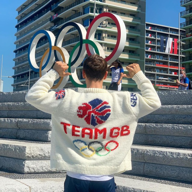 Nam thần 6 m&uacute;i của Olympic g&acirc;y sốt khi khoe chiếc &aacute;o len tự đan, kh&eacute;o l&eacute;o đến mức c&aacute;c chị em cũng phải trầm trồ - Ảnh 3.