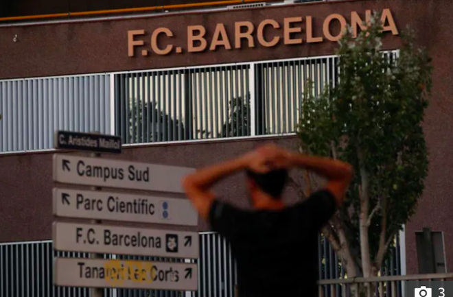 Fan Barca thức trắng đêm ngồi ngoài sân vận động lớn nhất châu Âu để ngóng tin Messi, không ai muốn nói với nhau một câu nào - Ảnh 5.