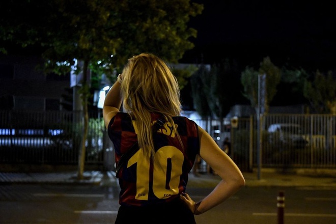 Fan Barca thức trắng đêm ngồi ngoài sân vận động lớn nhất châu Âu để ngóng tin Messi, không ai muốn nói với nhau một câu nào - Ảnh 6.