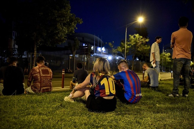 Fan Barca thức trắng đêm ngồi ngoài sân vận động lớn nhất châu Âu để ngóng tin Messi, không ai muốn nói với nhau một câu nào - Ảnh 7.