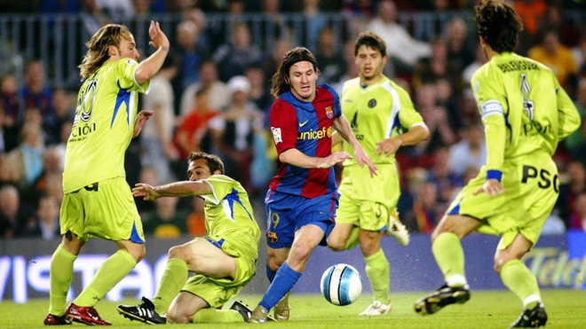 Toàn bộ sự nghiệp vĩ đại của Messi tại Barcelona qua ảnh - Ảnh 10.