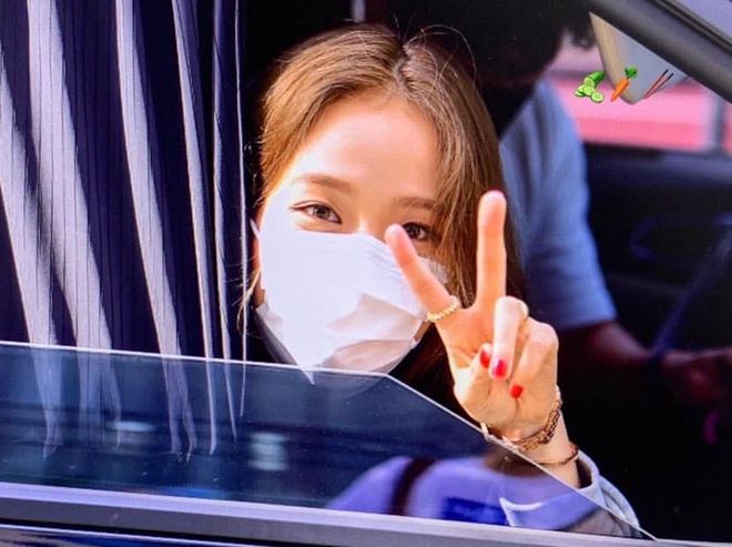 BLACKPINK gây bão khi đi làm: Jennie là lạ với visual hack tuổi, Rosé đi dép lê lộ chân cong, hot nhất là tóc mới của Jisoo - Ảnh 6.