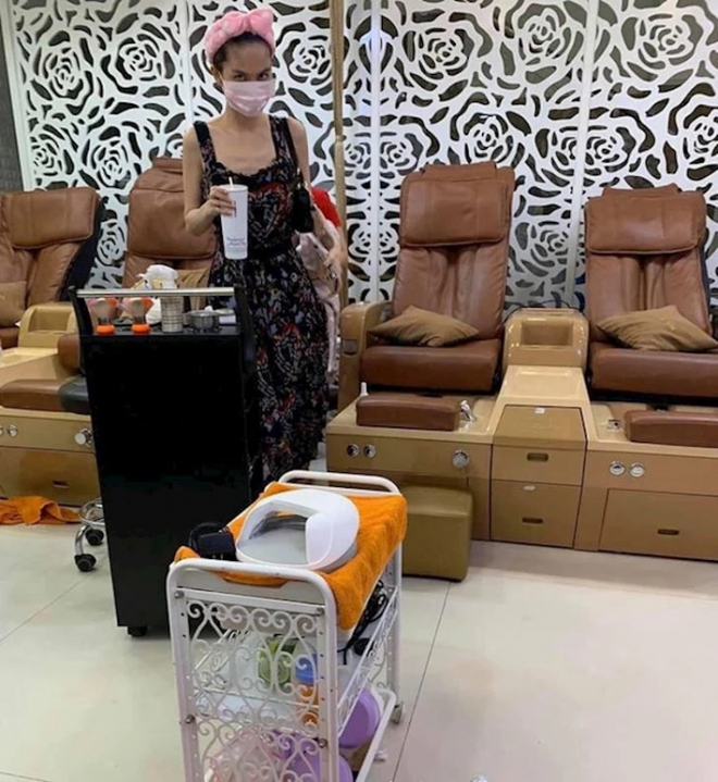 Ngọc Trinh đăng clip hậu trường bộ ảnh hở đến gây bão, ai dè để lộ body trơ xương khác hẳn ảnh đã chỉnh sửa - Ảnh 5. Ngọc Trinh đăng clip hậu trường bộ ảnh hở đến gây bão, ai dè để lộ body trơ xương khác hẳn ảnh đã chỉnh sửa - Ảnh 5.