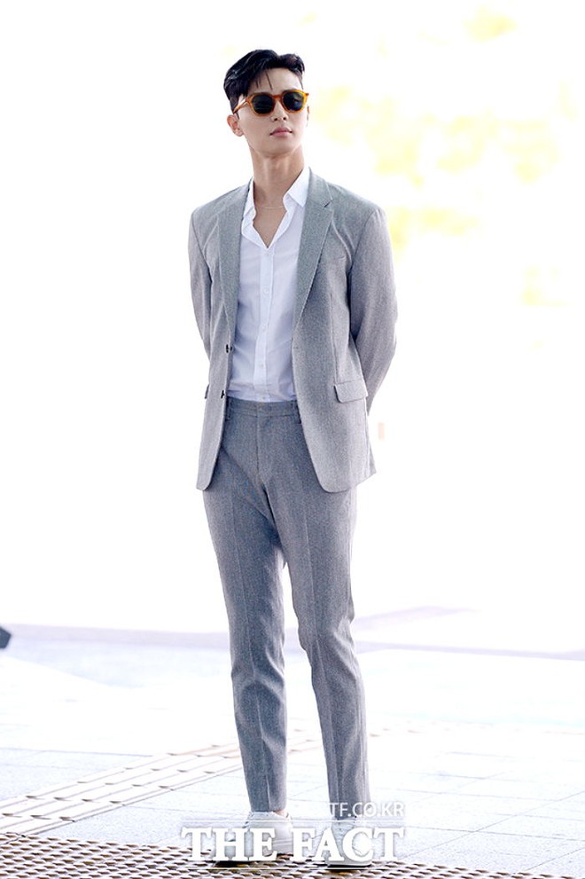 Gần 3 triệu người phát cuồng vì ảnh Park Seo Joon... ngồi ghế, tất cả chỉ dán mắt vào 1 bộ phận này của tài tử Captain Marvel - Ảnh 7. Gần 3 triệu người phát cuồng vì ảnh Park Seo Joon... ngồi ghế, tất cả chỉ dán mắt vào 1 bộ phận này của tài tử Captain Marvel - Ảnh 7.