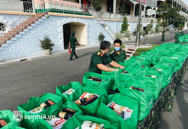 Bộ Tư lệnh TP.HCM ra quân trao 100.000 phần quà trị giá 30 tỷ đồng cho người dân khó khăn - Ảnh 2.