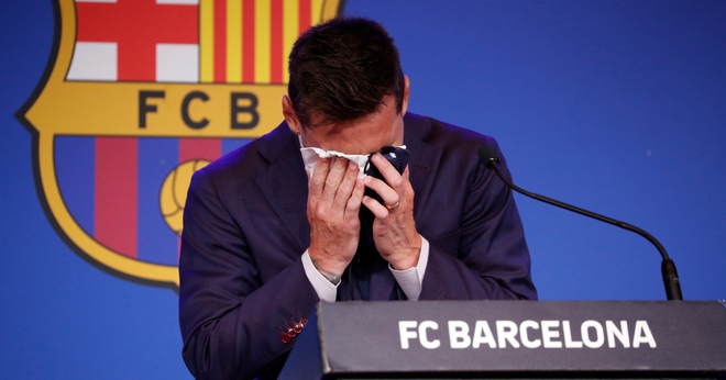 Messi kh&oacute;c nức nở ngay khi bước v&agrave;o buổi họp b&aacute;o chia tay Barcelona - Ảnh 9.