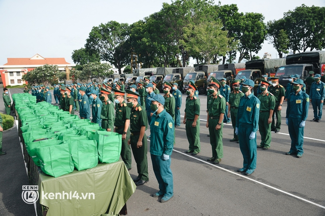 Bộ Tư lệnh TP.HCM ra quân trao 100.000 phần quà trị giá 30 tỷ đồng cho người dân khó khăn - Ảnh 4.