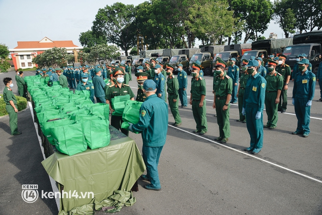 Bộ Tư lệnh TP.HCM ra quân trao 100.000 phần quà trị giá 30 tỷ đồng cho người dân khó khăn - Ảnh 5.