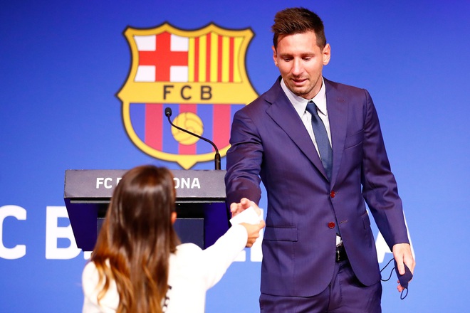 Messi khóc nức nở ngay khi bước vào buổi họp báo chia tay Barcelona - Ảnh 7.