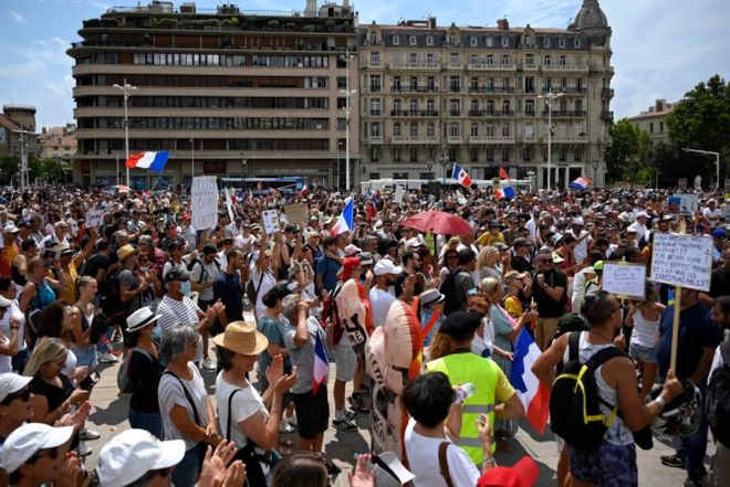 Hàng trăm nghìn người Pháp xuống đường biểu tình chống giấy thông hành y tế - Ảnh 1.