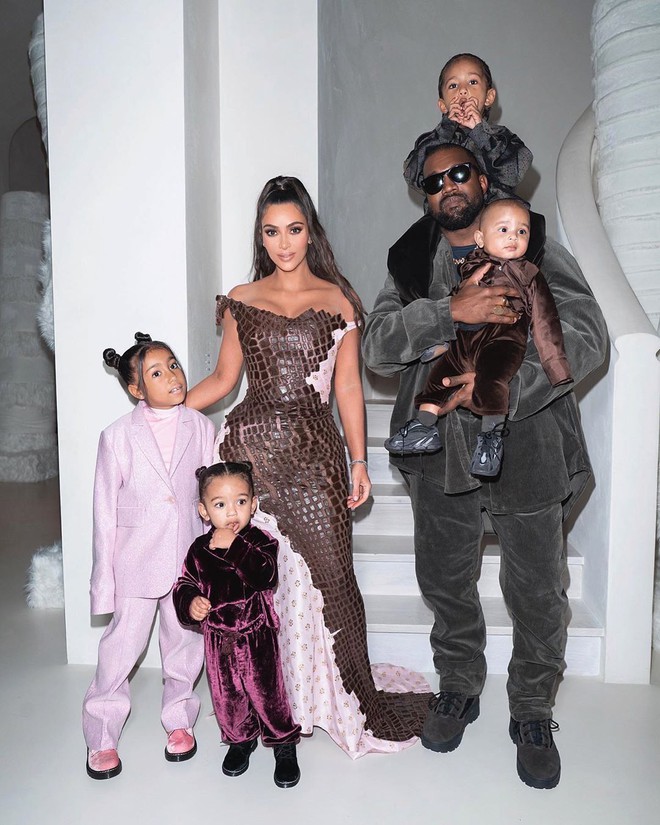 X&ocirc;n xao tin Kim Kardashian v&agrave; Kanye West t&aacute;i hợp sau nửa năm ly h&ocirc;n, n&agrave;ng tận 2 lần l&agrave;m 1 việc đ&aacute;ng nghi n&agrave;y - Ảnh 7.