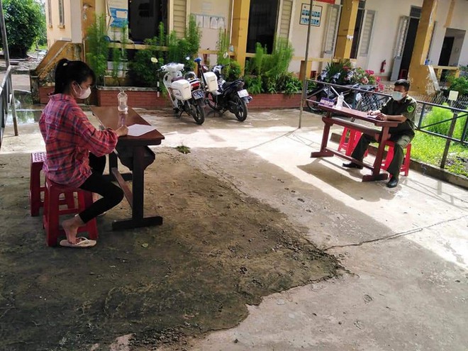 21 nam, nữ v&agrave;o rừng nhậu rồi &ldquo;khoe&rdquo; tr&ecirc;n Facebook, bị phạt 210 triệu đồng - Ảnh 4.
