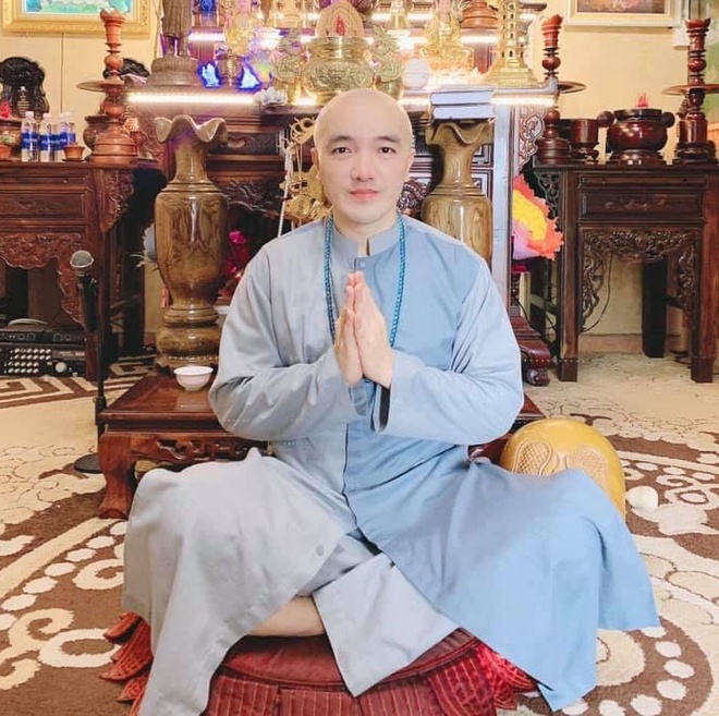 Nam ca sĩ Vbiz từng thừa nhận hẹn h&ograve; 8 năm v&agrave; c&oacute; con với fan bất ngờ đăng ảnh cạo trọc đầu, nguy&ecirc;n nh&acirc;n l&agrave; g&igrave;? - Ảnh 2.