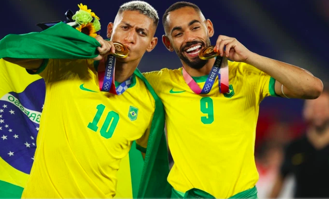 Mải mê sống ảo, sao Brazil thực hiện hành động thiếu tinh tế với người đứng đầu Liên đoàn bóng đá thế giới trong ngày giành HCV Olympic - Ảnh 2.
