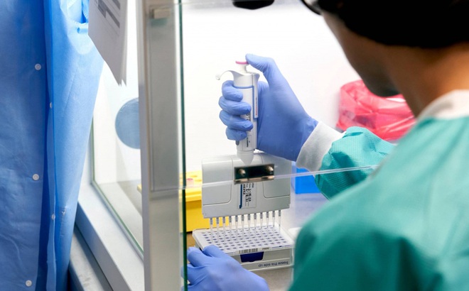 Chuy&ecirc;n gia dịch tễ học: Kh&ocirc;ng thể loại bỏ nguy cơ xuất hiện si&ecirc;u biến thể kh&aacute;ng vaccine - Ảnh 1.
