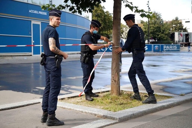 Cực nóng: CĐV, phóng viên truyền hình đổ ra đường đón Messi sắp có mặt tại thủ đô Paris để gia nhập đội bóng mới - Ảnh 3.