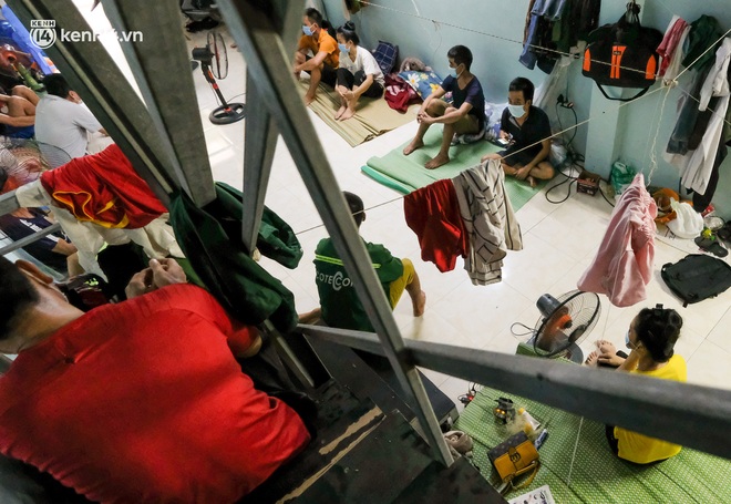 Những công nhân xây dựng "mắc kẹt" trong các phòng trọ chật hẹp ở Hà Nội: Chỉ biết làm bạn với bức tường, ăn mì tôm qua ngày - Ảnh 2.