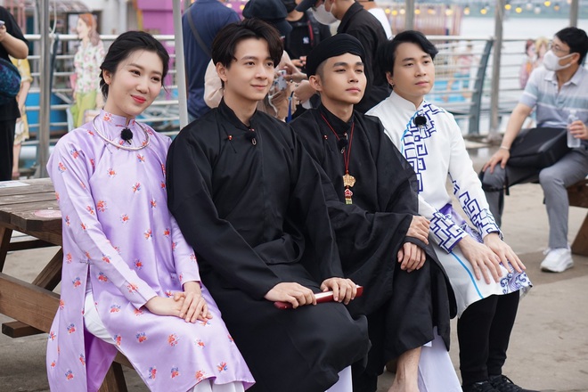 Hậu trường dàn cast Running Man Việt tại Hàn: Thuý Ngân diện Áo dài visual đỉnh chóp bên dàn mỹ nam, còn cực mùi mẫn với Lan Ngọc - Ảnh 2.